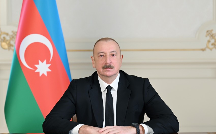 Prezident jurnalistləri TƏBRİK ETDİ